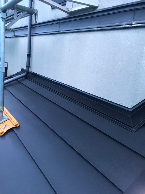 横暖ルーフαｓ　バズルーフ　カツキ板金　寄棟　屋根葺き替え　カバー工法